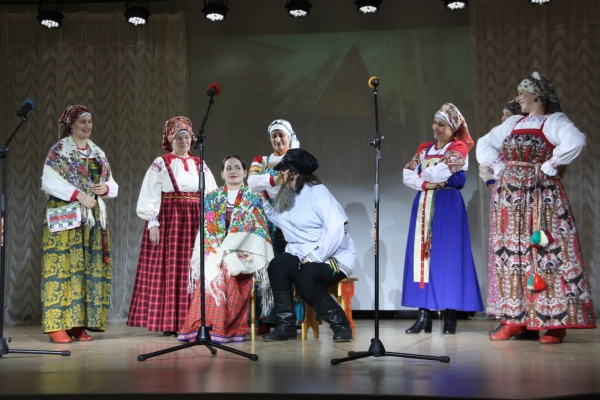 Фольклорный ансамбль «Роднушка» представил яркую постановку в народном стиле «Девичник»