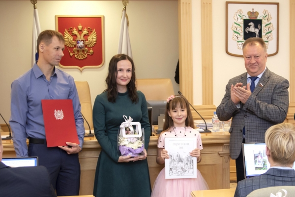 Изображение к новости 'Подвиг, традиции и родной язык: какие темы выбрали участники конкурса «Читаем всей семьёй — 2026»'. Фото: церемония награждения победителей конкурса "Читаем всей семьей-2024"