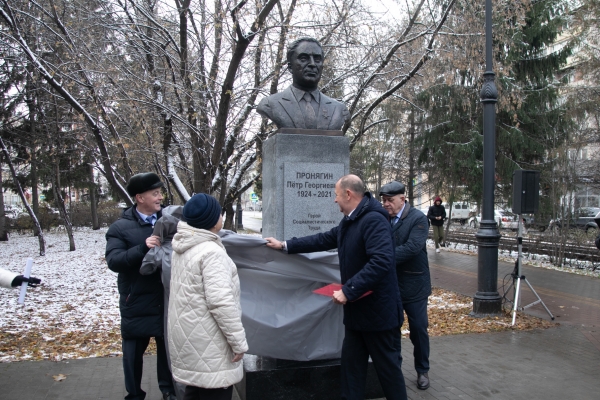 Изображение к новости 'В Томске открыли памятник легендарному строителю Петру Пронягину'. 