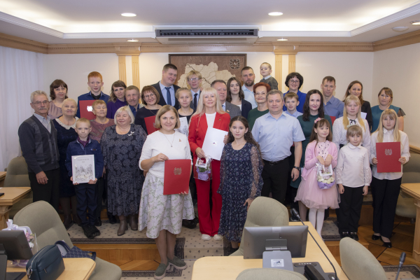 Изображение к новости 'Семейные истории, скрепленные книгой: завершился муниципальный этап конкурса «Читаем всей семьей»'. Победители конкурса «Читаем всей семьей» в 2024 году