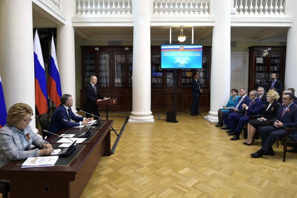 Встреча членов Совета Законодателей России с Владимиром Путиным 24 апреля 2017 года (фото пресс-службы Президента России: kremlin.ru)