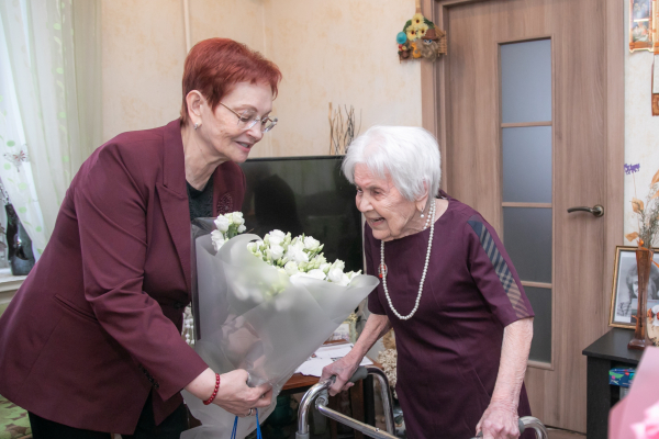 Изображение к новости 'Оксана Козловская поздравила ветерана Великой Отечественной войны с 104-летием'. 