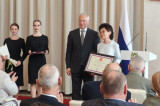 Изображение к новости 'Высокая награда сотруднику аппарата Законодательной думы'.