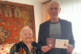 Депутат вручил асиновским ветеранам юбилейные медали «80 лет Победы»