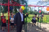 Изображение к новости 'Плюс еще одна детская площадка в Томском районе'. 