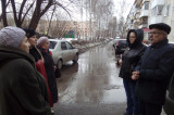 Изображение к новости 'Дворовая встреча депутата с жителями округа'. 