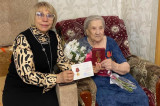 Изображение к новости 'Екатерина Собканюк вручила ветеранам Октябрьского района медали «80 лет Победы»'. 
